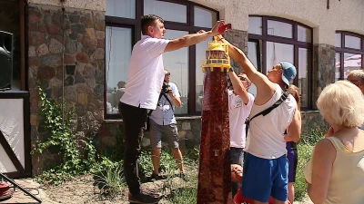 Latarnia morska z bursztynu stanęła na skwerze w Helu