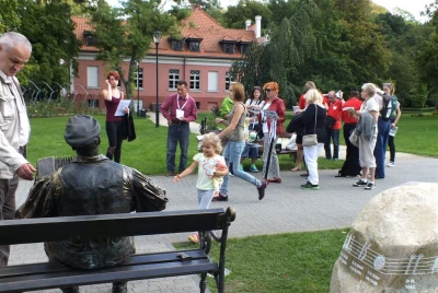 Odkrywali ciekawostki wejherowskiego parku (fot. Leszek Spigarski)