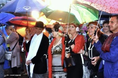 Wodewil Warszawski w strugach deszczu na Placu Wejhera fot. Leszek Spigarski