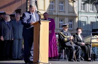 Uroczystość poświęcenia repliki sztandaru 1 Morskiego Pułku Strzelców - fot. Leszek Spigarski