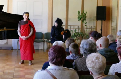 Spektakl Od przedszkola do seniora w wykonaniu teatru Srebrna Nitka fot. Leszek Spigarski