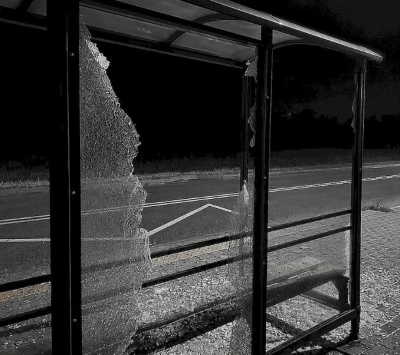 Dwóch 16-latków miało zniszczyć wiaty autobusowe. Straty sięgają 4 tys. zł