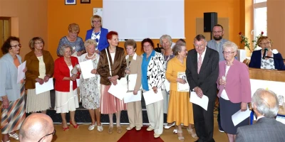 Wejherowo 2017. Statuetki Super Seniora dla studentów WUTW  YMCA – fot. Leszek Spigarski