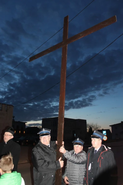 Wielki Piątek i pierwsza Droga Krzyżowa ulicami Choczewa