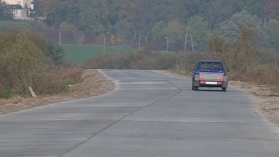 Jedziemy drogą przez łąki