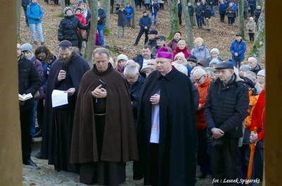 Kalwaria Wejherowska: Ks. Bp Wiesław Szlachetka przewodniczy Drodze Krzyżowej - fot. Leszek Spigarski