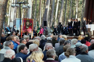 Obchody w Piaśnicy: Powstały figury więźniów Stutthofu (fot. Leszek Spigarski)