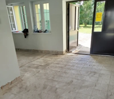 Nowe instalacje, posadzki i odnowione sanitariaty. Trwa modernizacja szkoły