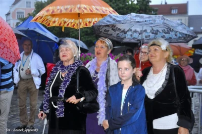 Wodewil Warszawski w strugach deszczu na Placu Wejhera fot. Leszek Spigarski