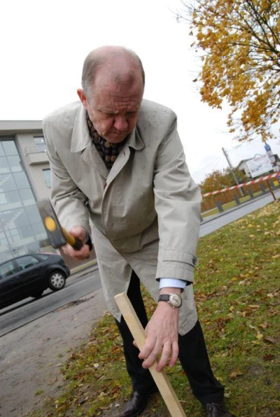 M. Stępa symbolicznie wbija pierwszy słupek - fot. Krzysztof Romański