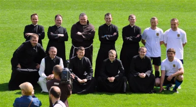 Mecz księża i samorządowcy - przedmeczowe atrakcje - fot. Leszek Spigarski