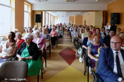 Wejherowo 2017. Statuetki Super Seniora dla studentów WUTW  YMCA – fot. Leszek Spigarski