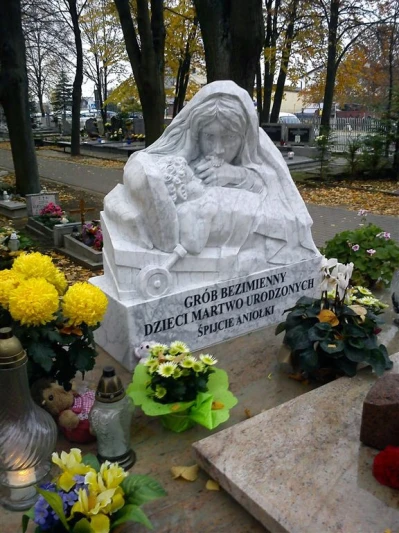 Poświęcenie Bezimiennego Grobu Dzieci Martwo Urodzonych (fot.Leszek Spigarski)