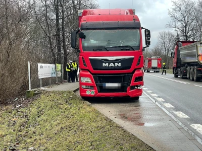 Wypadek dwóch samochodów osobowych i ciężarówki