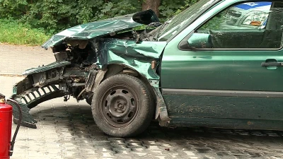Pijany kierowca uderzył w drzewo