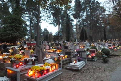 Rumski cmentarz po zmroku