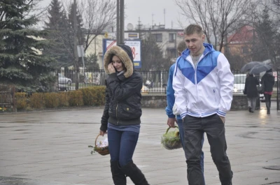 Ze święconką, mimo deszczu