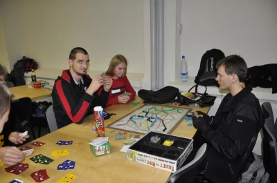 Pionki, karty oraz kapsle