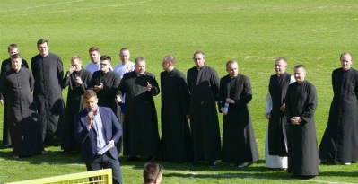 Mecz charytatywny. Księża i samorządowcy dla chorego Karola fot. Leszek Spigarski