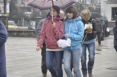 Ze święconką, mimo deszczu