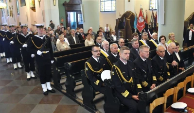 Uroczystość poświęcenia repliki sztandaru 1 Morskiego Pułku Strzelców - fot. Leszek Spigarski