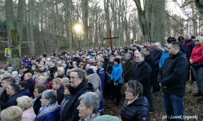 Tłumy wiernych na kalwaryjskiej Drodze Krzyżowej fot. Leszek Spigarski