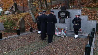 Wejherowo: Składali kwiaty przed mogiłami poległych