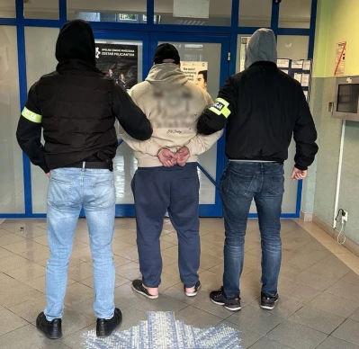Zaatakował nożem i ukradł telefon. Inną osobę miał uderzyć metalową pałką