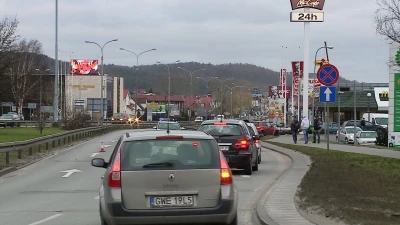 Chwiejny maszt powodem korków na krajowej szóstce