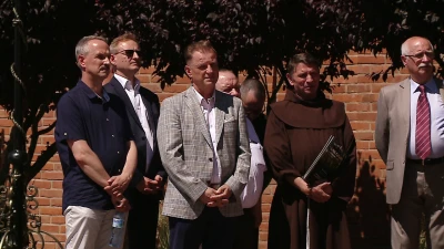Latarnia morska z bursztynu stanęła na skwerze w Helu