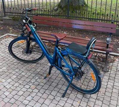 Wyglądał jak rower elektryczny, ale nim nie był. Nastolatki zatrzymane podczas jazdy po chodniku