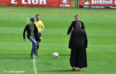 Księża i samorządowcy - mecz na Wzgórzu Wolności, fot. Leszek Spigarski