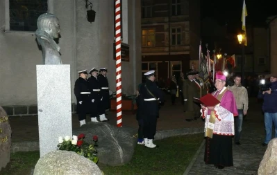 Wejherowo 2010 - montaż i poświęcenie popiersia Jana Pawła  fot. Leszek Spigarski