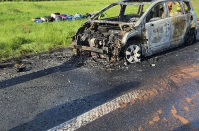 Samochód stanął w ogniu na Trasie Kaszubskiej.  Kierowca zdążył uciec I WIDEO