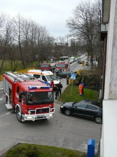 Reda: samochód wjechał w barierkę