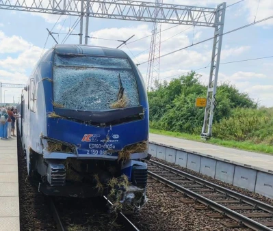 Zderzenie pociągu pasażerskiego z przyczepą rolniczą! | ZDJĘCIA