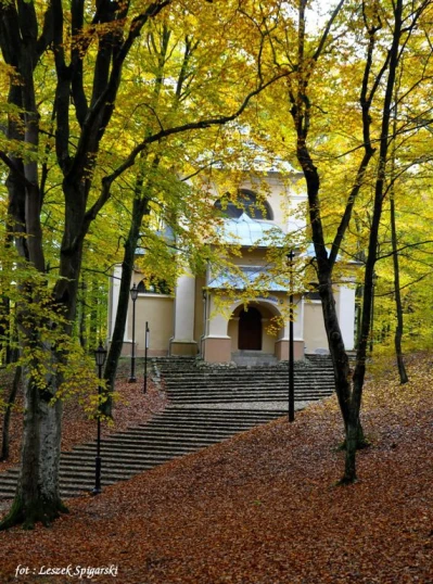 Kapliczki Kalwarii Wejherowskiej spowite jesienią