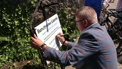 Latarnia morska z bursztynu stanęła na skwerze w Helu