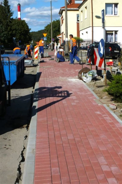 Na ul.Weteranów w Wejherowie powstaje nowy chodnik  fot. Leszek Spigarski.