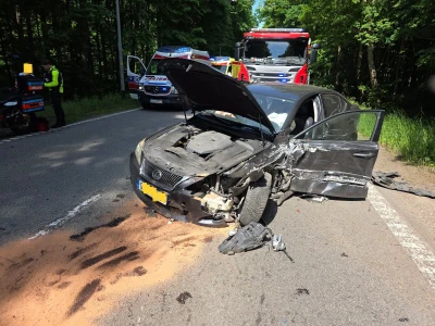 Dwie osoby trafiły do szpitala. Zderzyły się trzy samochody