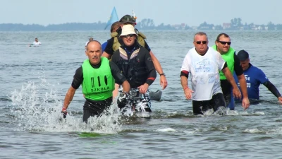 Przemaszerowali przez Zatokę Pucką