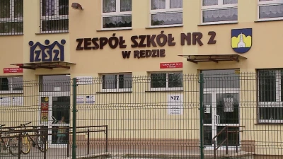 Spróchniały dach w nowej hali sportowej w Redzie