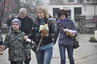 Ze święconką, mimo deszczu
