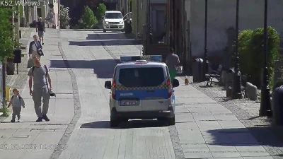 Pomalował kostkę brukową sprayem i schował się na podwórku. Zdradziły go ślady na rękach