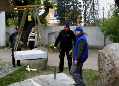 Wejherowo 2010 - montaż i poświęcenie popiersia Jana Pawła  fot. Leszek Spigarski