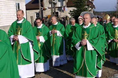 Luzino – 15-lecie parafii Matki Bożej Różańcowej, poświęcenie dzwonów – fot. Leszek Spigarski