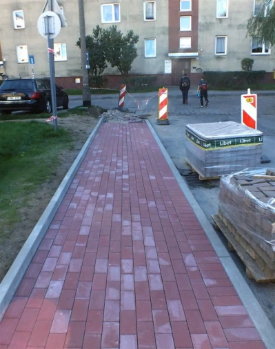 Na ul.Weteranów w Wejherowie powstaje nowy chodnik  fot. Leszek Spigarski.