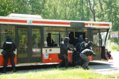 Gdańsk: Wysadzili tramwaj i porwali autobus