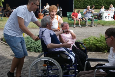 Integracja na festynie Domu Pomocy Społecznej (fot. Jacek Drewa)