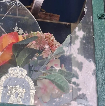 Wandale zniszczyli kapliczkę przy Dębie Józef. Zniknęła figurka Matki Bożej